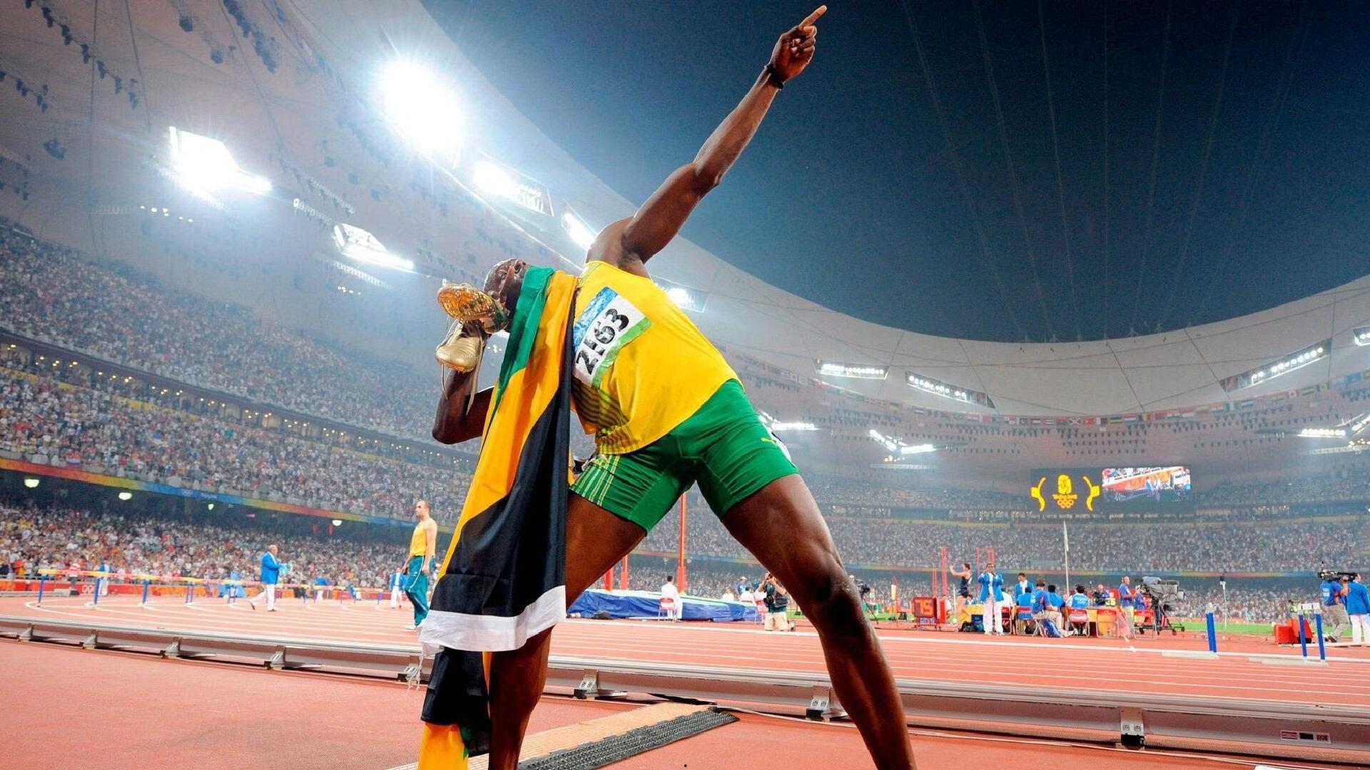 地上足球，皇马再夺欧冠加冕三冠王 金球之争本泽马姆巴佩悬念延续